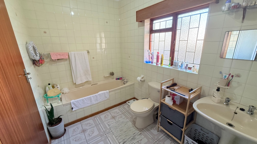 To Let 3 Bedroom Property for Rent in Heiderand Western Cape